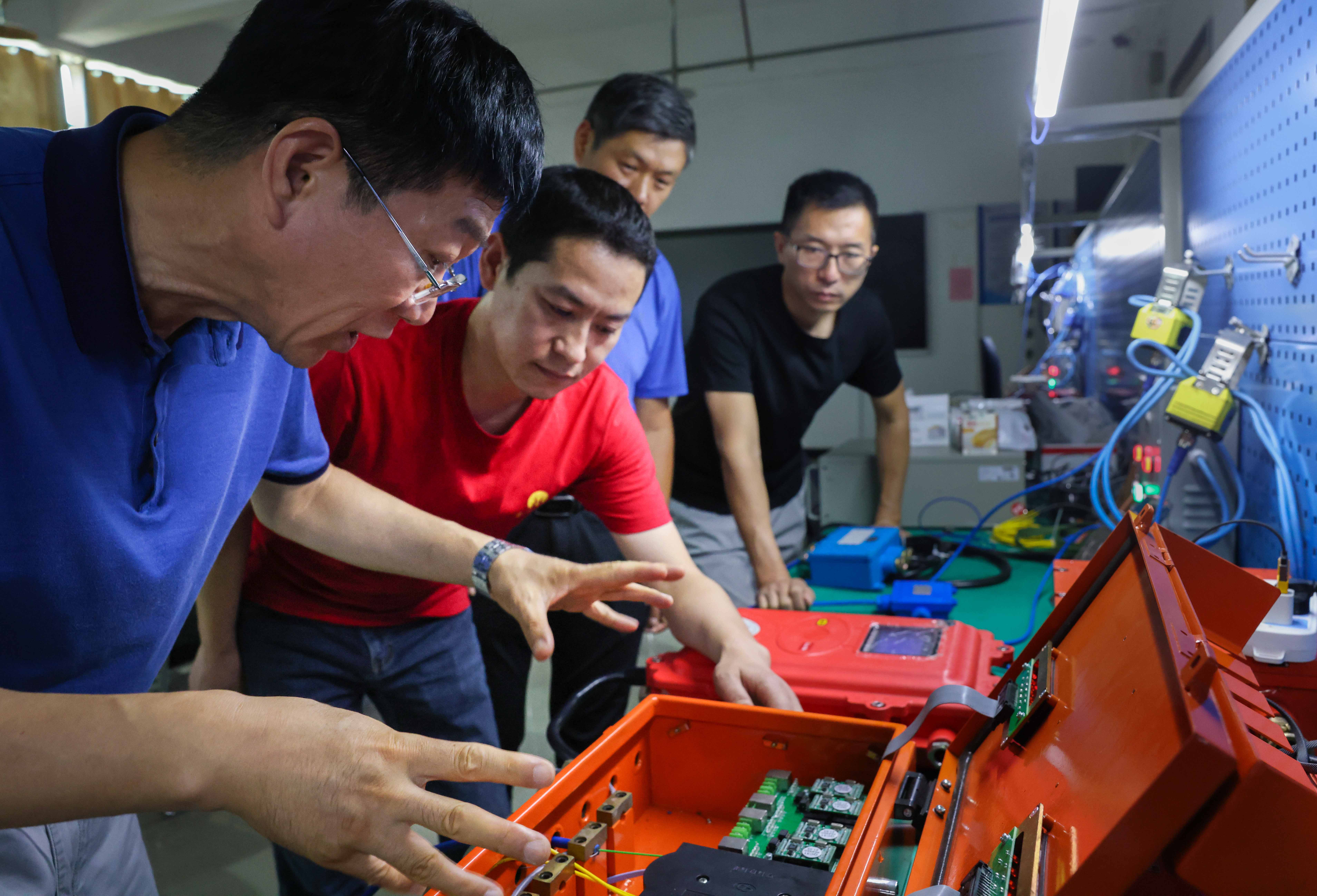 AGGAME矿业集团“工匠大师工作室”核心成员杨杰正在为技术比武选手传授技艺。郑洪光摄